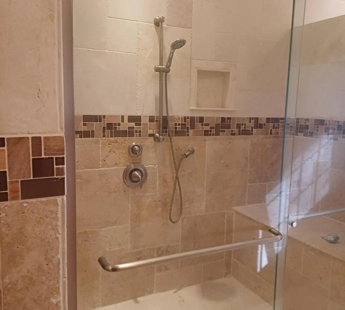 The President Room 5 Minutes To Devon House 4 Waterloo Avenue Kingston 0*,